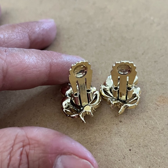 Gold Tone Faux Pearl Necklace and Vintage Faux Clip Earrings - Picture 10 of 12